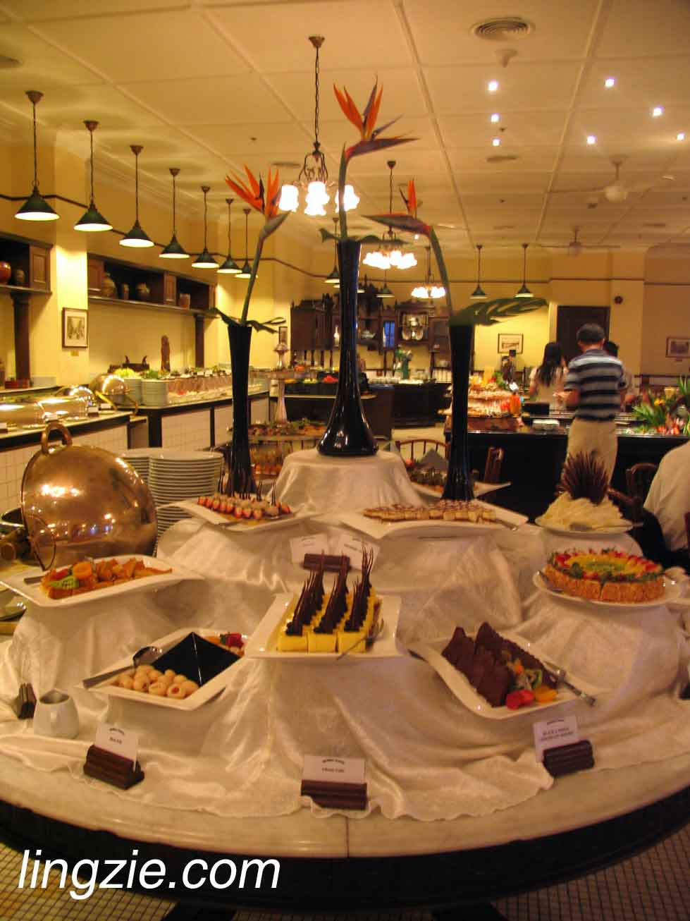 sarkies17 Main dessert table
