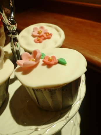 wedding cupcake