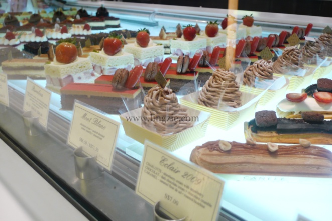 Canele's cake display